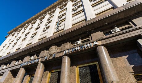 gobierno busca acumular dólares para pagos de deuda