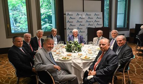 Caputo reunión con dueños empresas argentinas apoyo AEA medidas rumbo económico gobierno