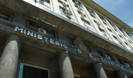 Mercados de Argentina operan atentos a conversaciones con FMI por nuevo acuerdo