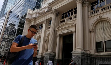 gobierno pagos deuda 2025 riesgo país refinanciación