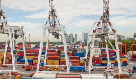 Las importaciones dieron un salto en enero y el superávit comercial se desplomó a sólo USD 142 millones