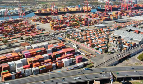 Seleccionar Por la guerra comercial de Estados Unidos, Argentina perdería el superávit comercial	
Por la guerra comercial de Estados Unidos, Argentina perdería el superávit comercial