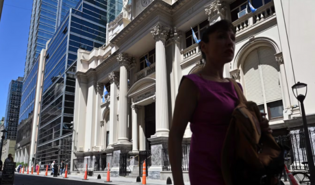 Los dólares financieros subieron más de 3% y el Banco Central vendió US$215 millones