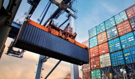 El atraso cambiario derrumbaría el superávit comercial ante un shock por la recesión mundial