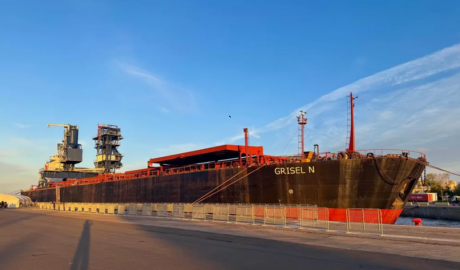 La unidad flotante de transferencia de cereales más grande del mundo tiene bandera argentina