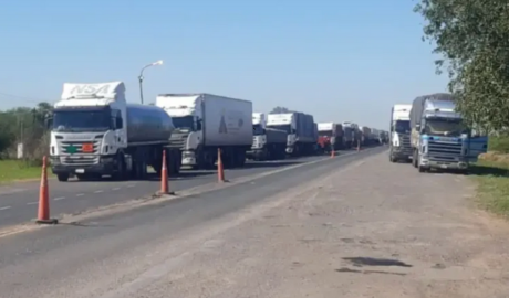 Paro de Aduana complica el tránsito internacional en Clorinda: largas demoras y preocupación entre transportistas