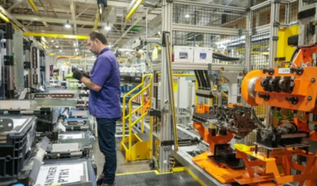 La economía cayó en marzo por primera vez en casi un año: se contrajo 1,8% mensual