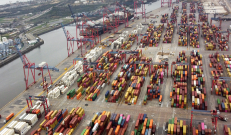 Las empresas aumentan las importaciones, derrumban el superávit comercial y le dan un golpe al plan económico