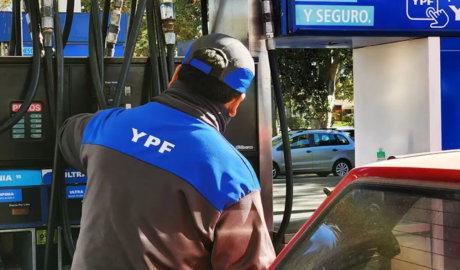 YPF evalúa cambiar los precios de la nafta según el nivel de ventas diario