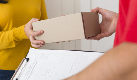 Boom de compras en el exterior: las razones detrás del récord de uso del servicio puerta a puerta