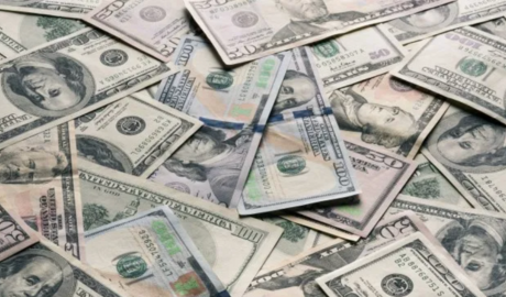 El dólar tocó su mínimo en casi un mes: qué factores lo impulsaron a la baja