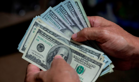 Subieron los montos para comprar autos, casas y otros bienes con los dólares del colchón sin declarar su origen