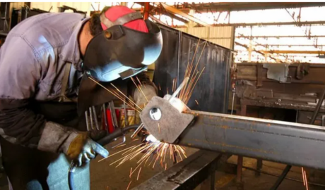 Industria en crisis: el costo de la producción se disparó un 25% en dólares