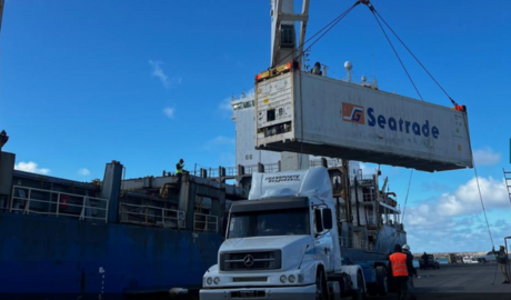 Día histórico en el puerto de Mar del Plata: dos buques de comercio exterior operan en simultáneo