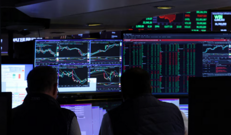 Tensión en los mercados: caen los bonos y acciones, se dispara el riesgo país y el dólar opera en precios récord