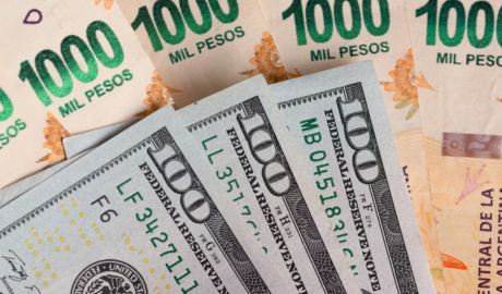 La suba del dólar borró las ganancias del carry trade y lo dejó cerca del techo de la banda cambiaria