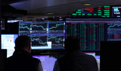 Los bonos argentinos suben hasta 11%, el riesgo país baja 250 puntos y se disparan las acciones en Wall Street