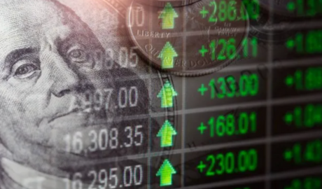 El mercado reacciona con optimismo al mensaje de Scott Bessent: los bonos y ADRs saltan hasta 16%; riesgo país cede 22%