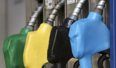Suba del dólar y atraso en combustibles: ¿cuánto deberían aumentar los precios en el surtidor?