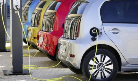 Importaciones: los autos eléctricos de Toto Caputo tendrán seguros más caros