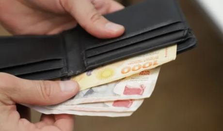Los salarios registrados subieron 2,4% en agosto y superaron a la inflación por segundo mes consecutivo