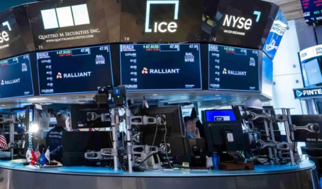 Caen las acciones argentinas y los bonos en Wall Street: el riesgo país trepa a 614 puntos