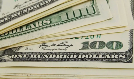 Dólar opera sin cambios en un mercado reducido por el feriado en EEUU