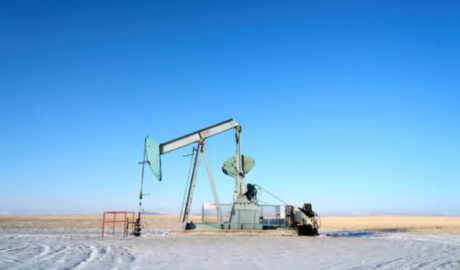 El petróleo sube ligeramente mientras los inversores evalúan la demanda de combustible