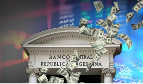 La demanda de dólares alcanzó su nivel más alto en dos décadas y octubre dejó un fuerte drenaje de divisas