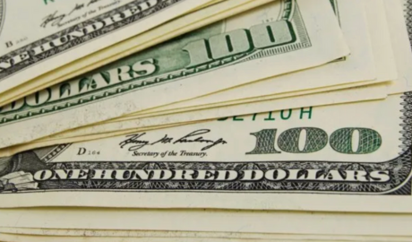 El dólar oficial anotó una leve suba en la semana, pero la brecha se amplió tras anuncio sobre nuevo ajuste de las bandas