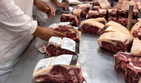 Menos toneladas, más divisas: las exportaciones de carne se sostienen por la mejora de precios