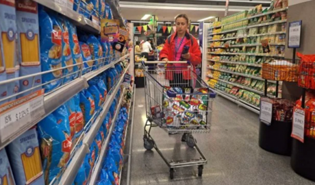 Las ventas en supermercados marcaron en octubre su primera mejora en siete meses