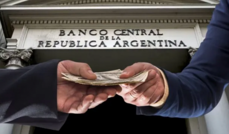 Los dólares entran por una ventana y se van por otra: las tres vías de intervención que contrarrestan las compras del BCRA