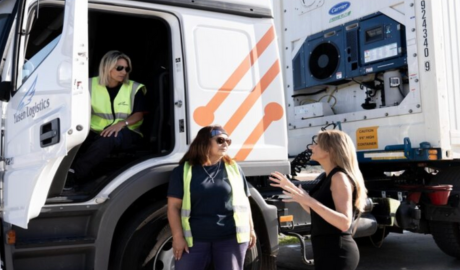 Capacitación y experiencia: el programa de Yusen Logistics para las mujeres que manejan transporte pesado