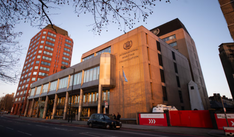 buques varados en el estrecho de Ormuz