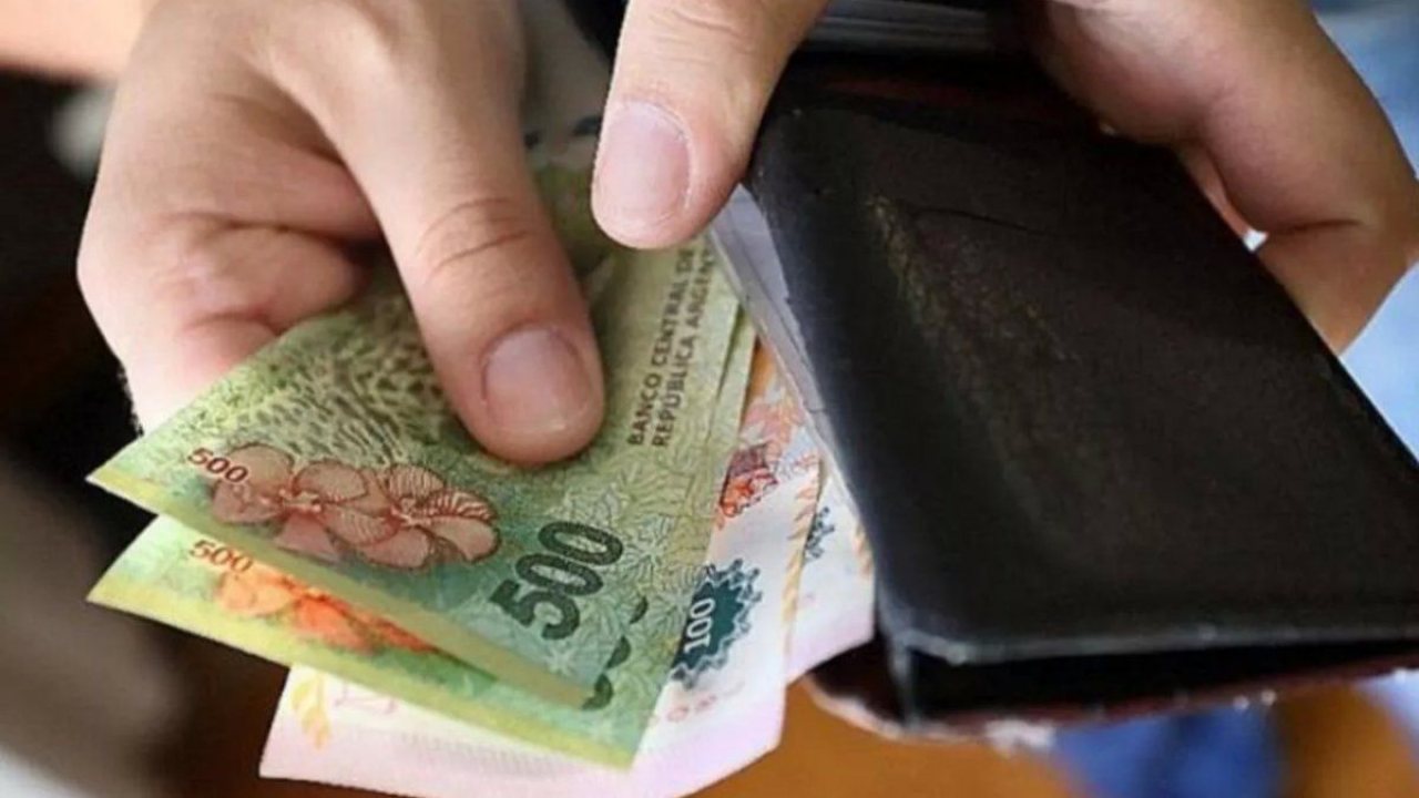 El ingreso disponible de los argentinos cortó una racha de cinco caídas al hilo en abril