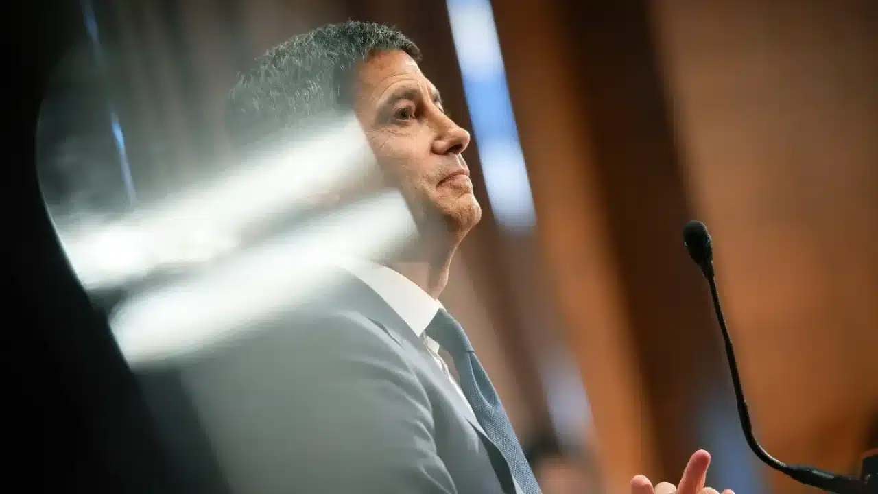 Kevin Warsh advierte: La tasa de interés Fed podría subir si la inflación no cede