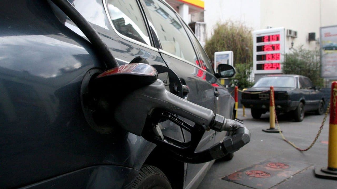 Desplome del consumo de combustibles en Argentina: en ocho provincias la caída supero el 10%