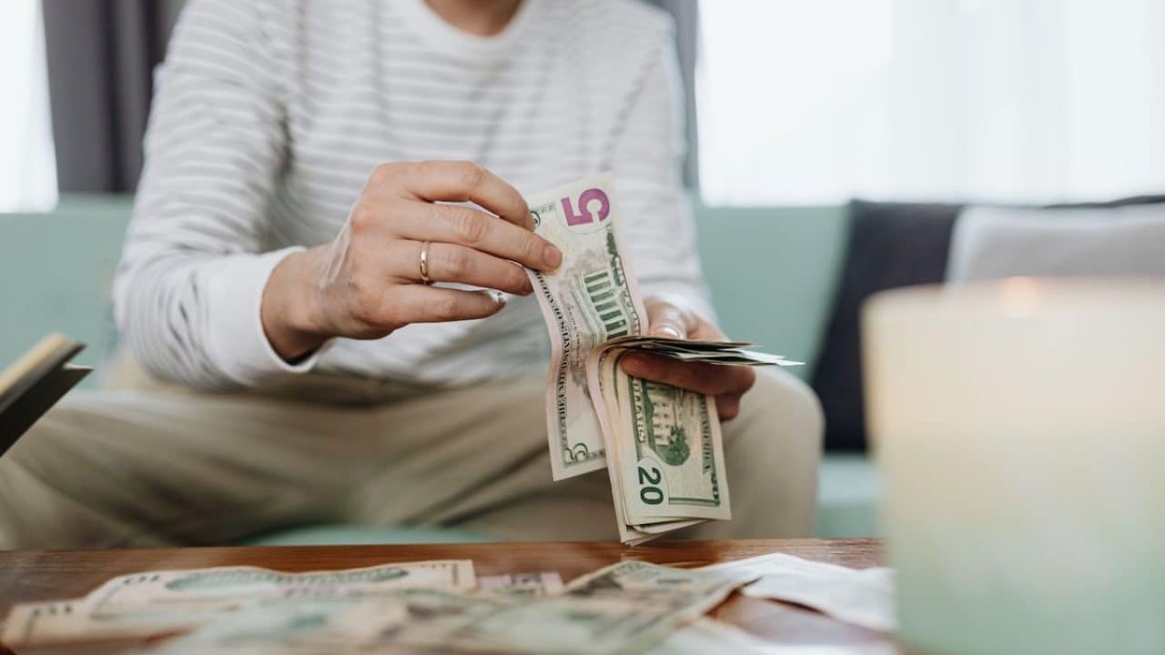 Caputo apuesta a monetizar en dólares para reactivar una economía que no despega