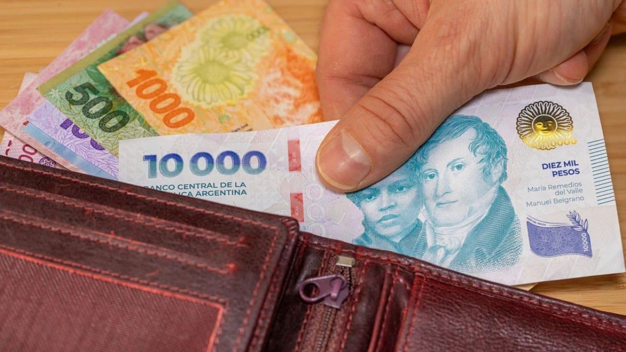 Salarios privados: Subieron apenas 1,9% en junio y siguen sin ganarle a la inflación