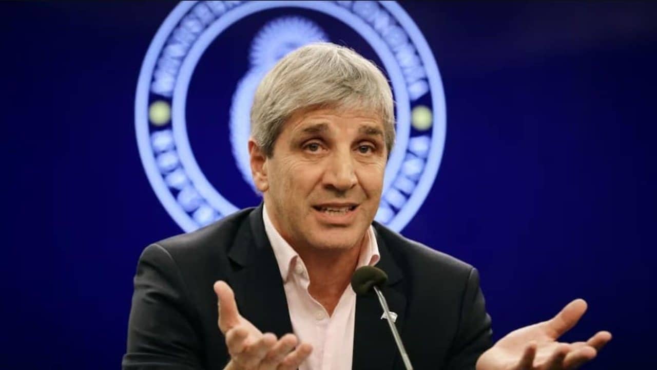 Caputo justificó la caída de la actividad económica con factores transitorios y el Mundial de fútbol