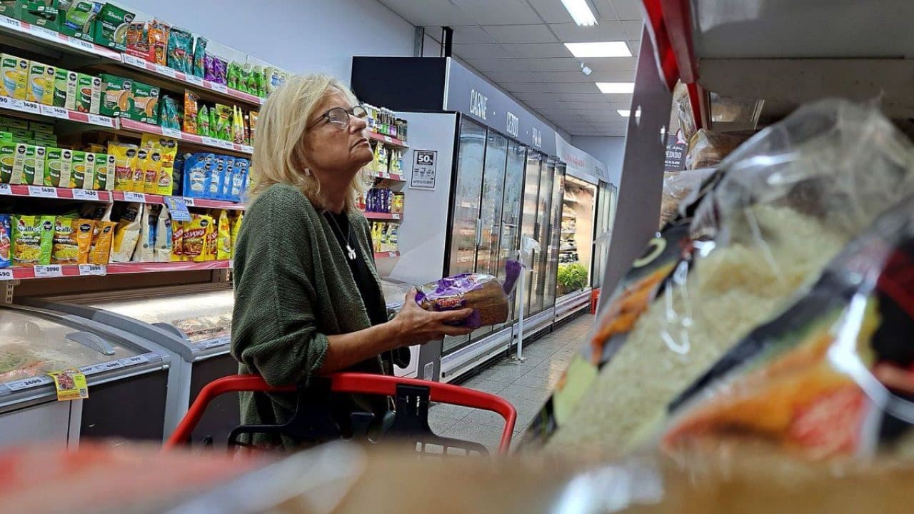 El consumo masivo cayó 4,9% interanual en agosto y encadenó nueve meses de retroceso