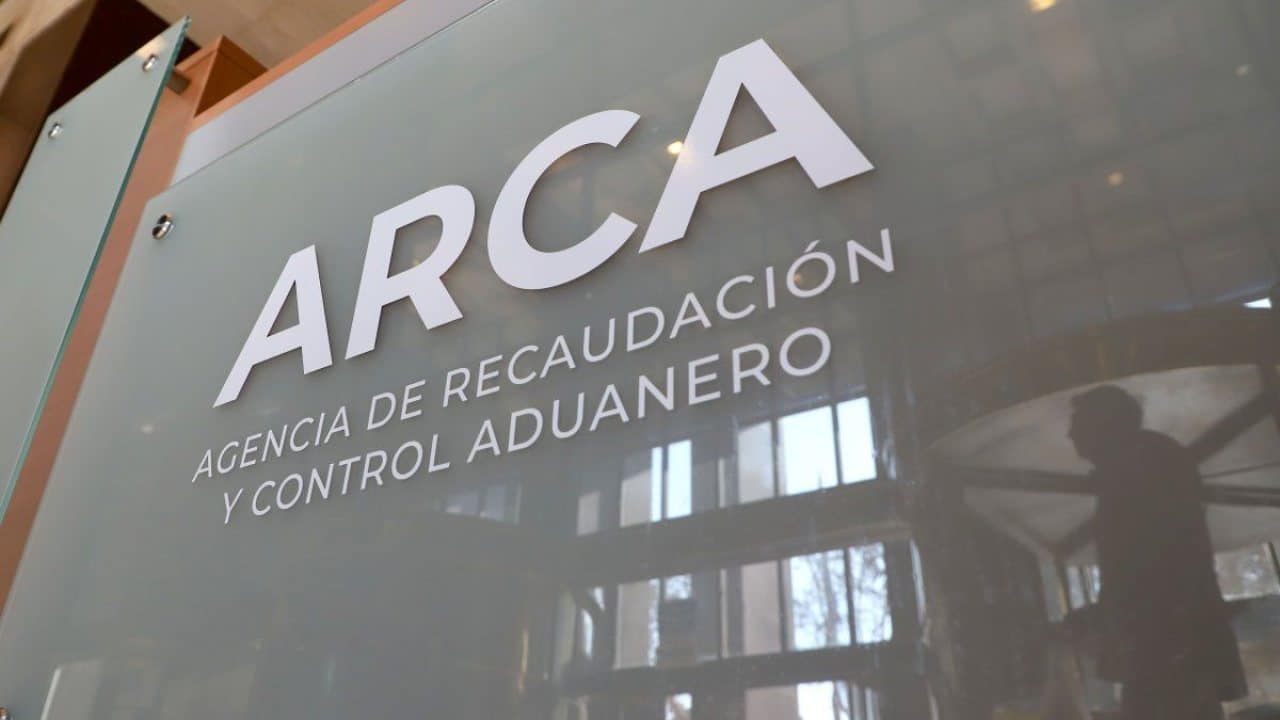 La recaudación de impuestos encadena dos meses sin caída real y supera los $20,5 billones en agosto