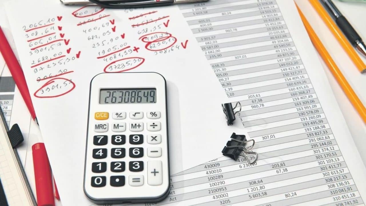 La carga tributaria en Argentina: un consumidor puede pagar hasta 41 impuestos por año